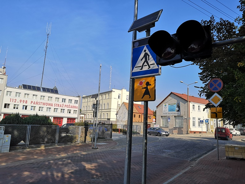 Dobiegają końca prace drogowe na ul. Sępoleńskiej w Tucholi. W ramach inwestycji, m.in. oprócz robót ziemnych oraz wybudowania nowej nawierzchni jezdni, chodników i oświetlenia, zainstalowano również sygnalizację świetlną przy siedzibie PSP.