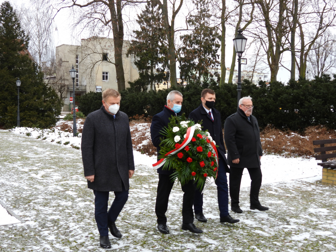 Na zdjęciu delegacja gminy Tuchola, powiatu tucholskiego w towarzystwie ministra Schreibera