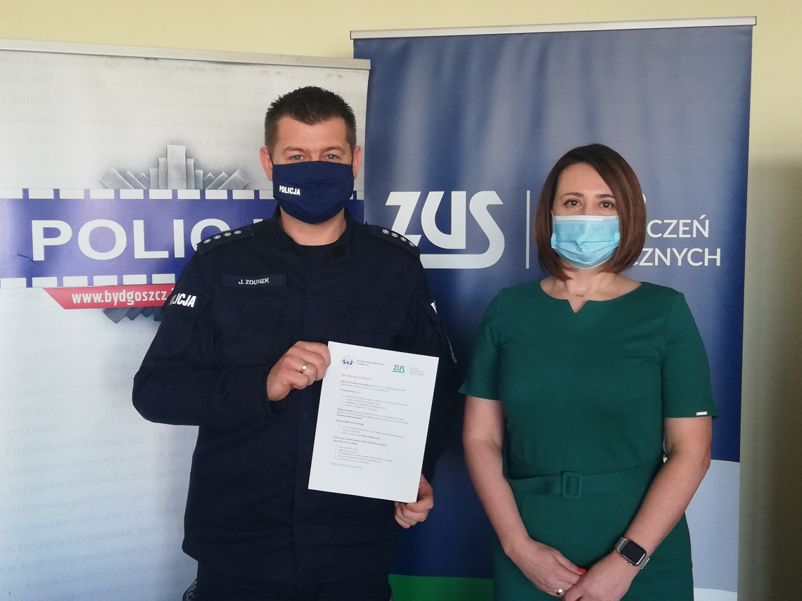 Na zdjęciu widnieje policjant oraz pracownik ZUS