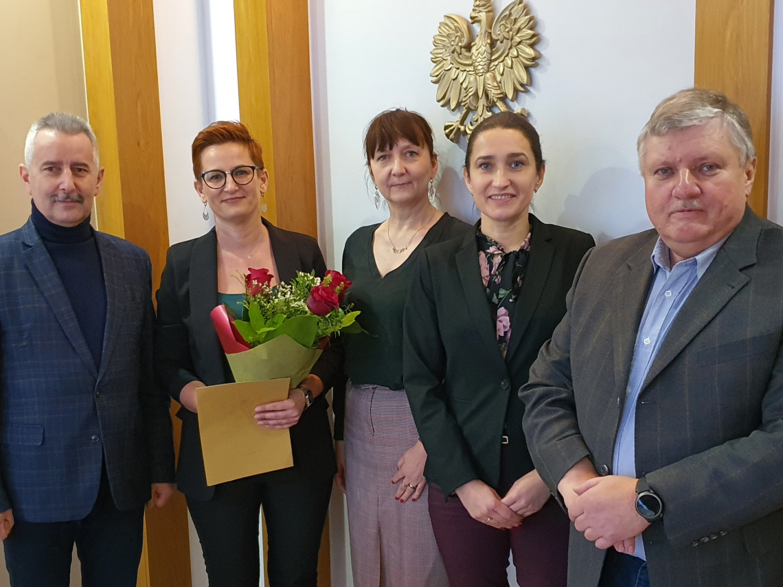 Dorota Tajl z burmistrzem, zastępcą, dyrektorką szkoły i dyrektorem Gminnego Zespołu Oświatowego