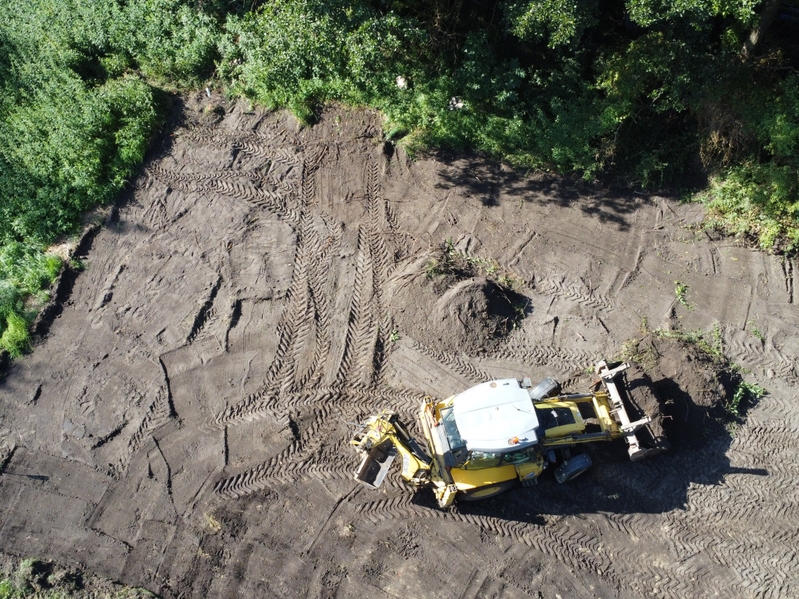 Na zdjęciu maszyna budowlana na placu budowy