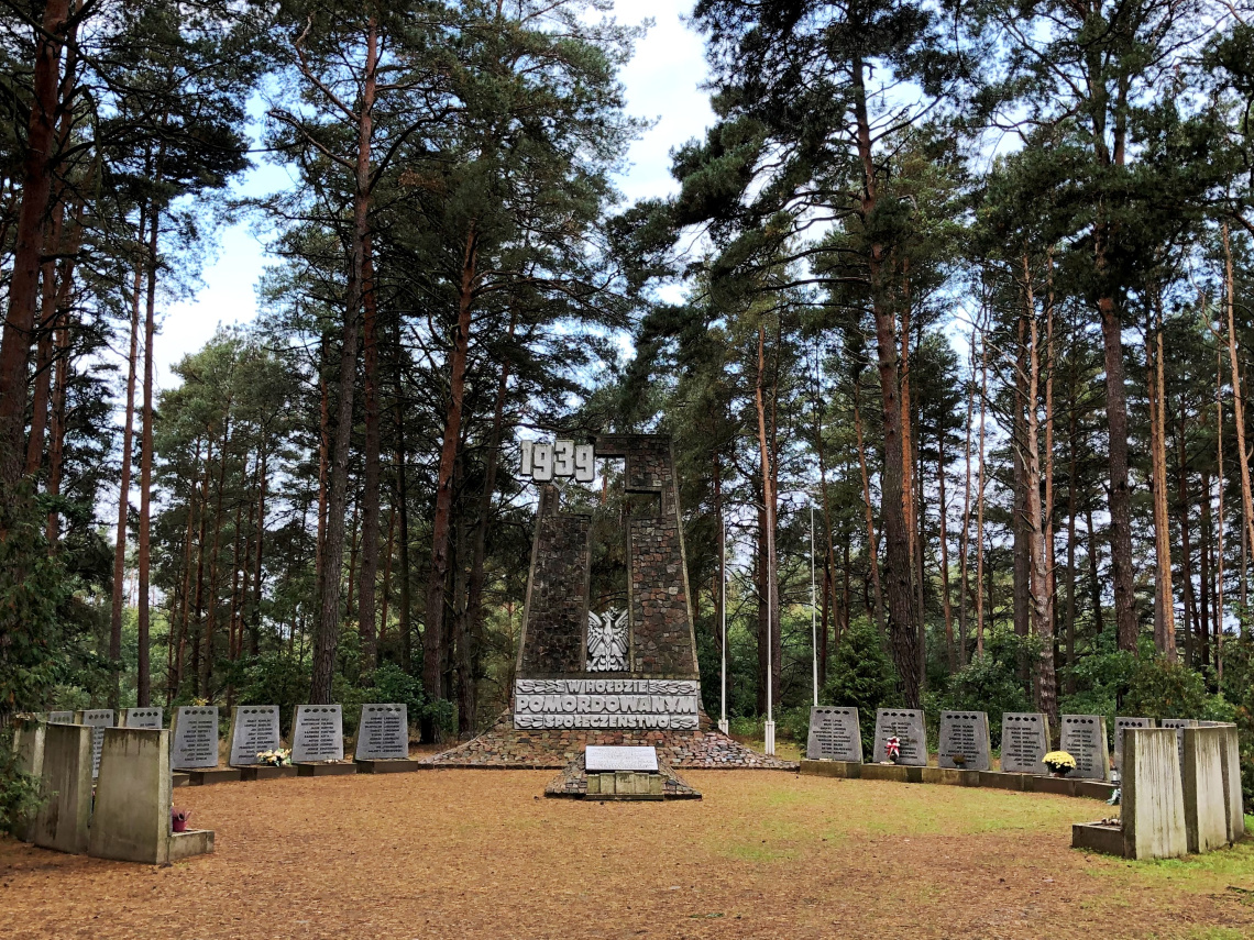 zdjęcie przedstawia pomnik w hołdzie pomordowanym Polakom w 1939 r. w Rudzkim Moście