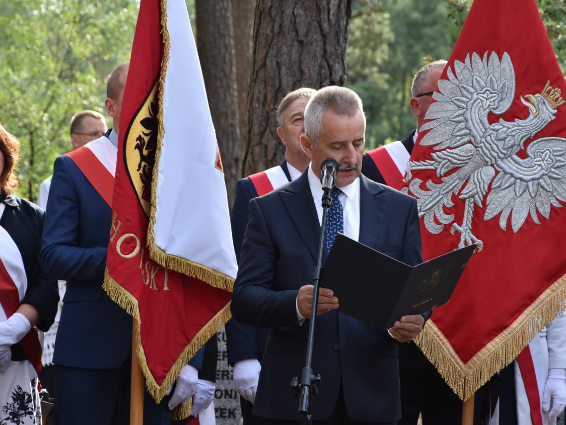 Burmistrz Tucholi Tadeusz Kowalski wygłasza przemówienie