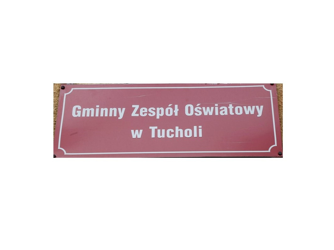 Tabliczka z napisem Gminny Zespół Oświatowy w Tucholi