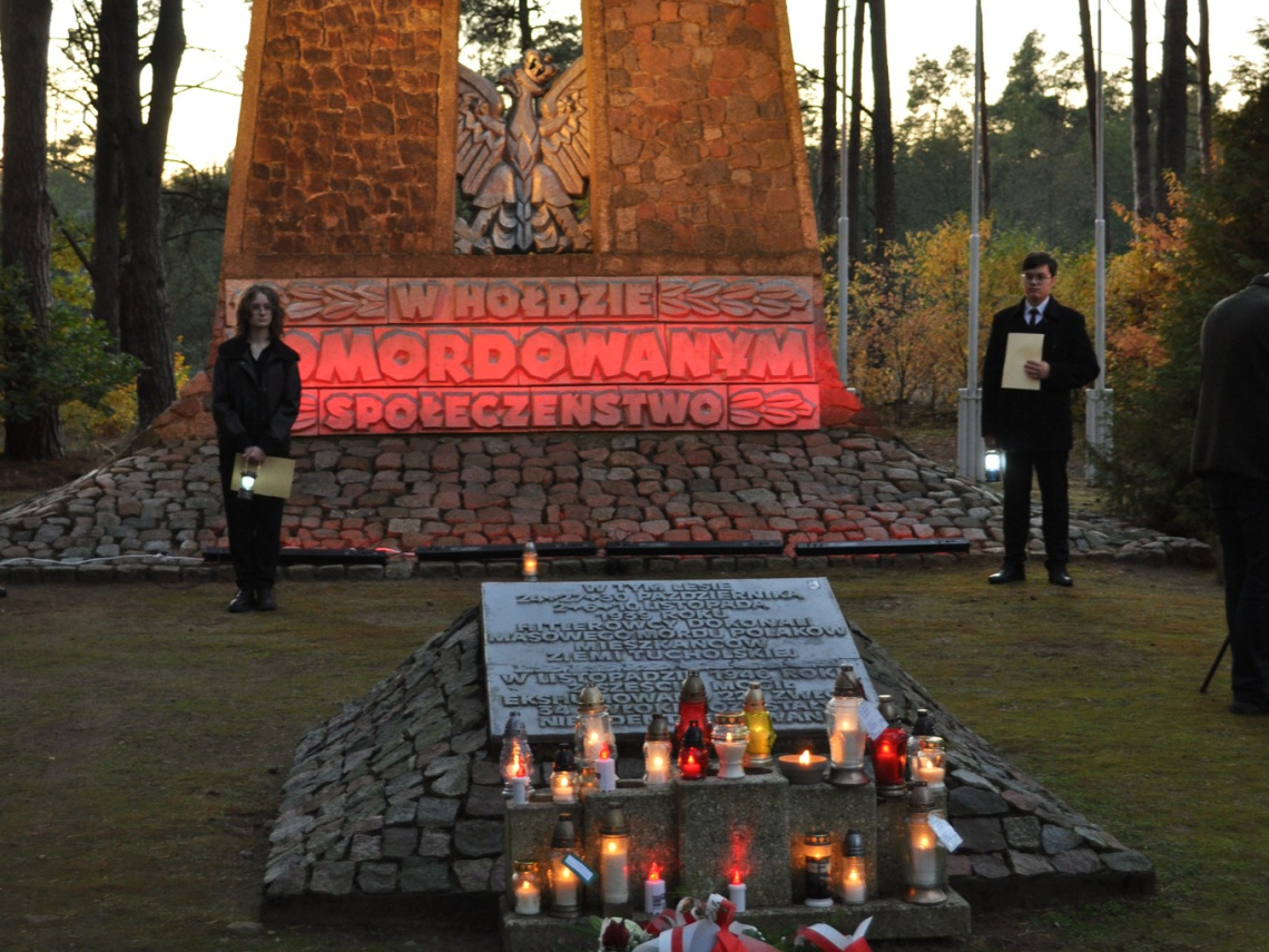 Na zdjęciu Pomnik Pomordowanych w Rudzkim Moście i uczestnicy spaceru