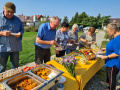 Uczestnicy pikniku podczas degustacji dań