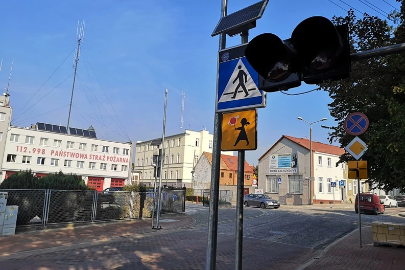 Dobiegają końca prace drogowe na ul. Sępoleńskiej w Tucholi. W ramach inwestycji, m.in. oprócz robót ziemnych oraz wybudowania nowej nawierzchni jezdni, chodników i oświetlenia, zainstalowano również sygnalizację świetlną przy siedzibie PSP.