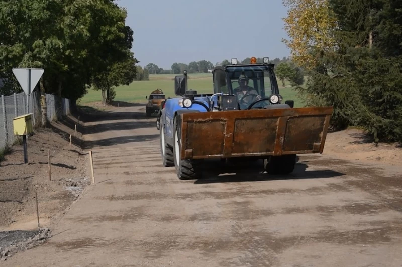 Trwa przebudowa drogi gruntowej transportu rolniczego Bladowo – Białowieża na odcinku o długości 982,2 mb wraz z przebudową włączenia drogi gminnej do drogi wojewódzkiej nr 240 Chojnice - Świecie.