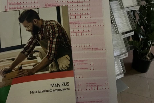 Na zdjęciu dokumenty ZUS i ulotka informacyjna