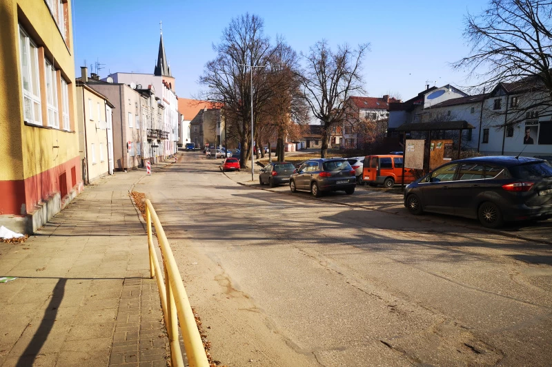 Ulica Zamkowa  w Tucholi. Widok od strony pl. Zamkowego