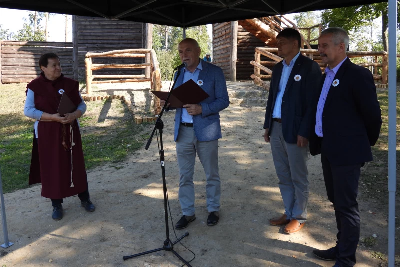 Na zdjęciu od lewej Irena Szwankowska, Jerzy Szwankowski, wójt Zbigniew Szczepański i burmistrz Tadeusz Kowalski