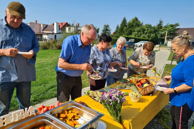 Uczestnicy pikniku podczas degustacji dań