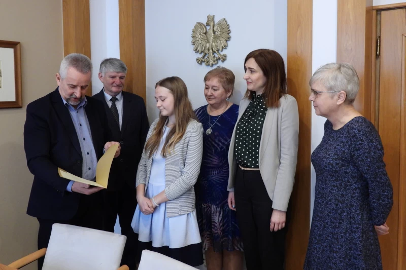 Lena w towarzystwie członków kapituły, dyrektorki szkoły i opiekunki scholi