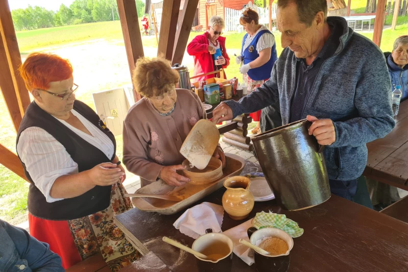 Seniorzy podczas przygotowywania ciasta na chleb