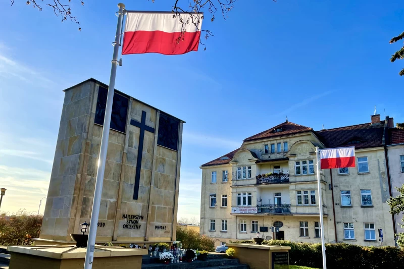 Nowe maszty przy Mauzoleum Pomordowanych w Rudzkim Moście