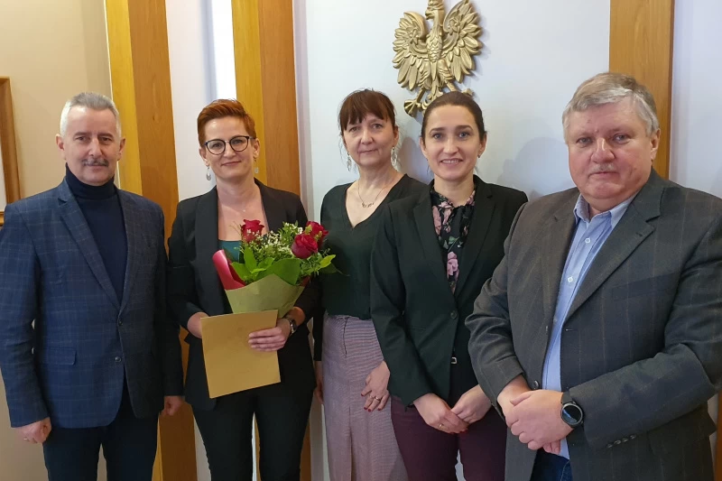 Dorota Tajl z burmistrzem, zastępcą, dyrektorką szkoły i dyrektorem Gminnego Zespołu Oświatowego