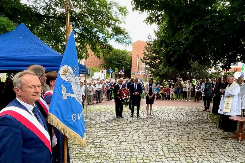 Delegacja gminy Tuchola z wiązanką kwiatów