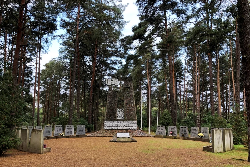 zdjęcie przedstawia pomnik w hołdzie pomordowanym Polakom w 1939 r. w Rudzkim Moście