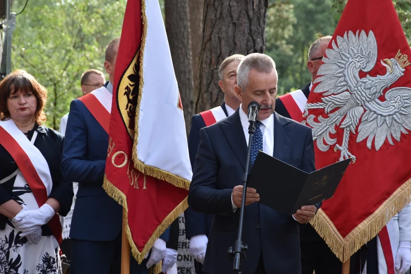 Burmistrz Tucholi Tadeusz Kowalski wygłasza przemówienie