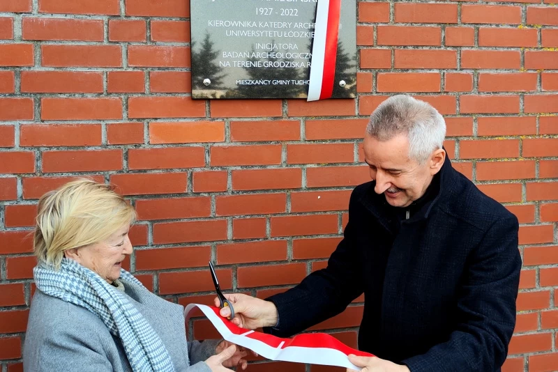 Burmistrz Tucholi Tadeusz Kowalski i żona śp. profesora Elżbieta Kmiecińska.