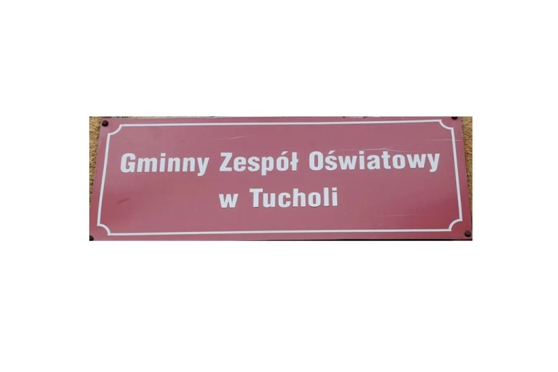 Tabliczka z napisem Gminny Zespół Oświatowy w Tucholi