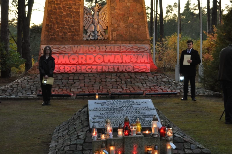 Na zdjęciu Pomnik Pomordowanych w Rudzkim Moście i uczestnicy spaceru